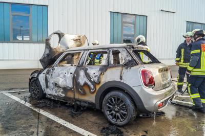 Asperg: Nagelneuer Mini brennt im Autohaus vollstaendig aus